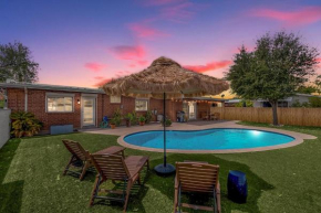 Stylish Modern Vintage 3BD 2BA with Pool, Sleeps 8 - Low Summer Rates!